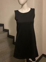 Schlichtes schwarzes Kleid