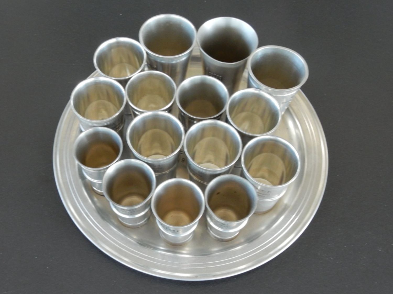 Set di piatti: Zinn Tablett mit 15 Zinnbecher... – Usato da Neuenegg venduto da wisteibe 1