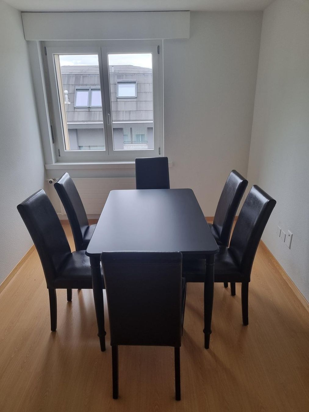 Ikea Set di tavolo e panche: Schwarzer Tisch mit 6 Lederstühle – Usato da Ruswil venduto da emu1