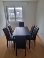 Schwarzer Tisch mit 6 Lederstühle