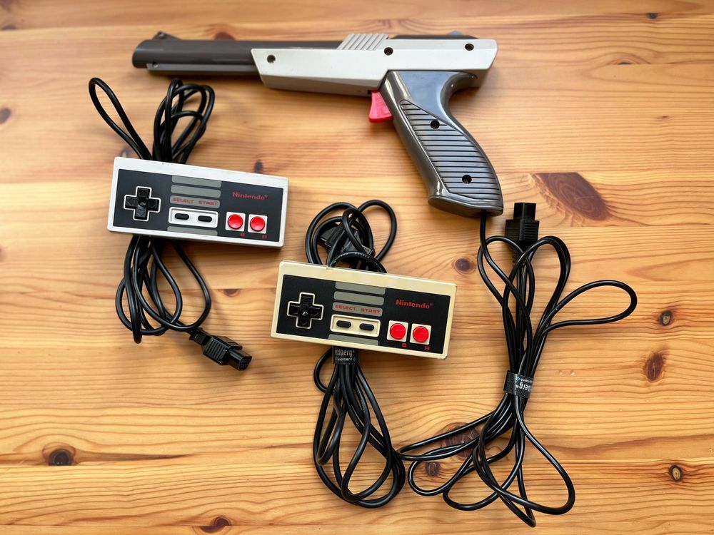 Nintendo Konsolen: 1 Konsole + 2 Kontrollers + 1 Pistole + 87 Spiele ab 1.- Fr! – Gebraucht aus Siebnen von  2