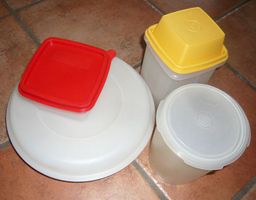 5 Geschirr / Behälter davon 4  Tupperware