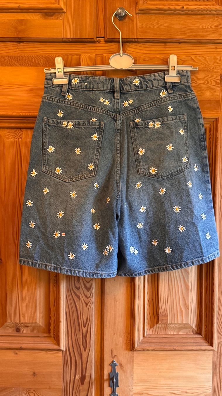 Jeans: Bestickte Jeans-Shorts – Gebraucht aus La Punt Chamues-ch von Mausibeinli 1
