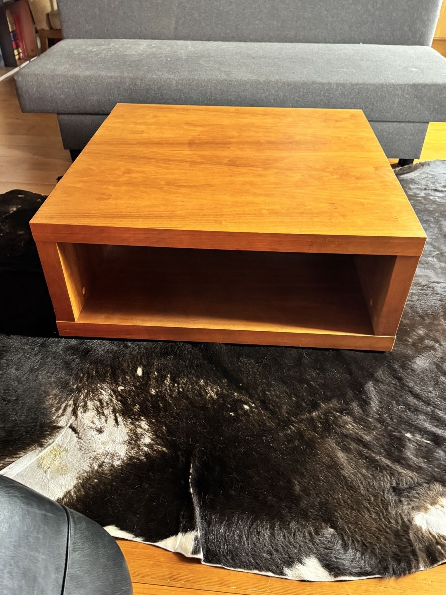 Tische: Schwerer Couchtisch quadratisch  Holz modern – Gebraucht aus Schmitten FR von mantom