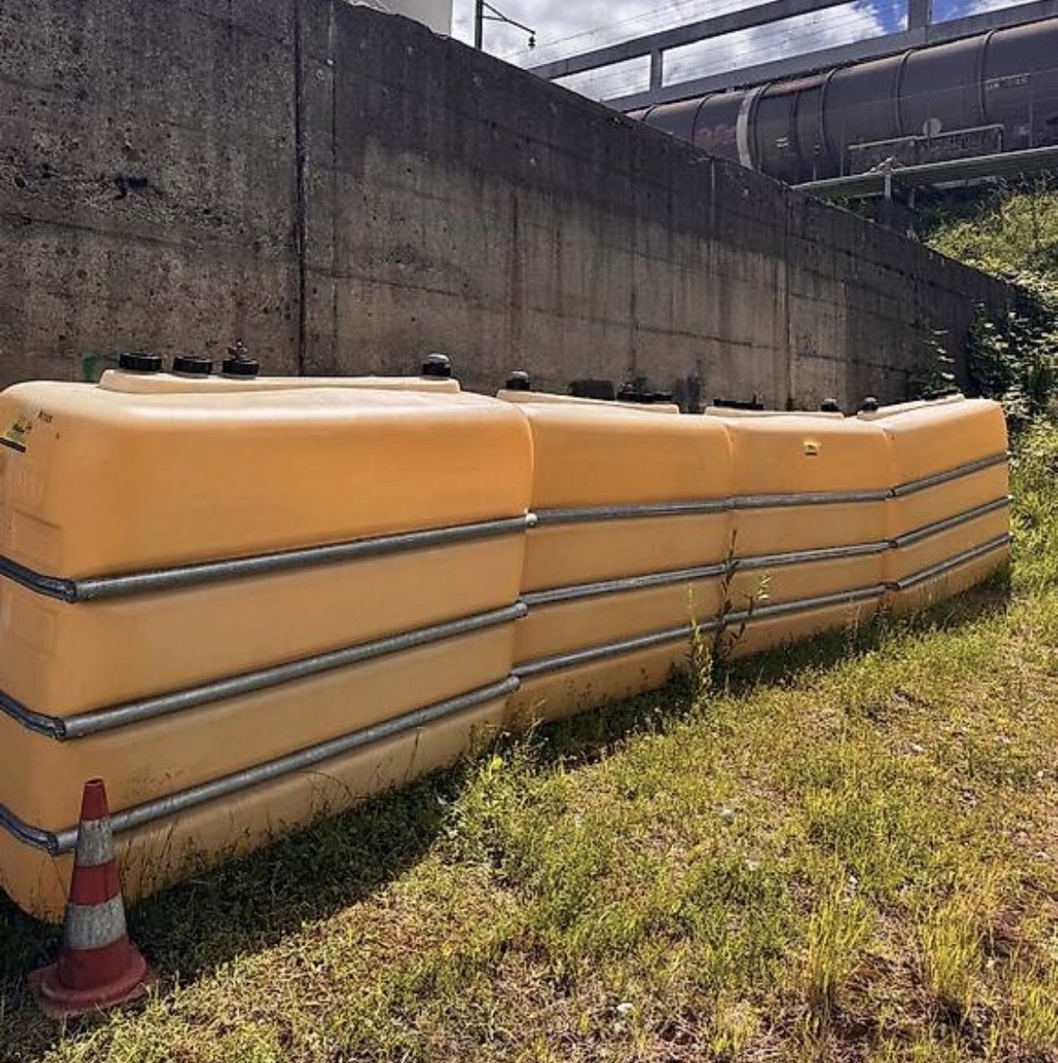 Chauffage: 2000lt Kunststoff Tank  – D'occasion à Wittenbach par SaintCity9300