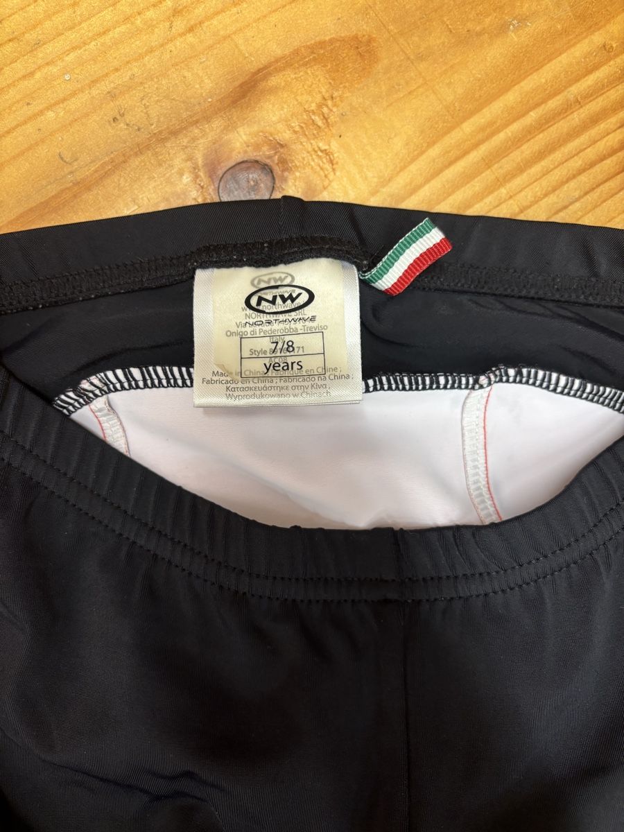 Northwave Scarpe, pantaloni & magliette da ginnastica: Northwave Kinder Radtrikot & Bikeshorts, Grösse 122/128 – Usato da Büren an der Aare venduto da Nikito2001 1