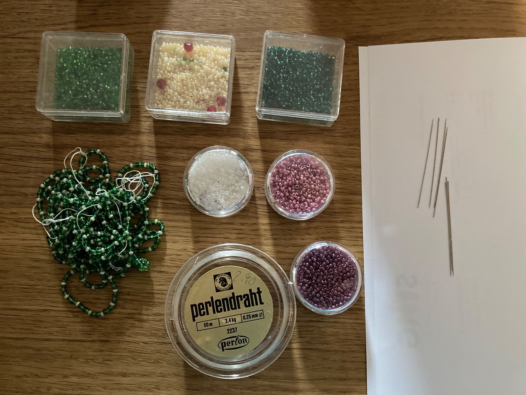 Kit bricolage: Basteln mit Perlen: Set mit Draht, Nadeln & Perlen – Nuovo (secondo la descrizione) da Winterthur venduto da Quilterin