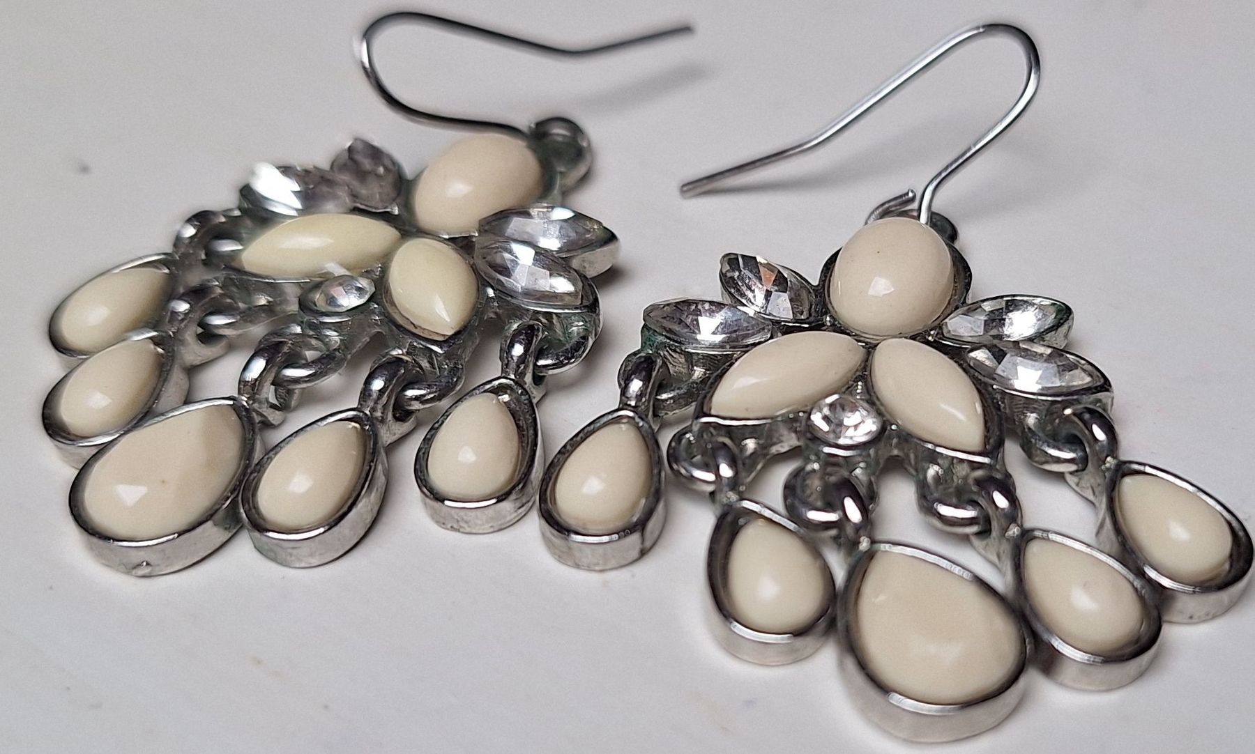 Orecchini pendenti & Orecchini a lobo: Élégantes boucles d'oreilles pendantes – Usato da Crans VD venduto da Yobia8
