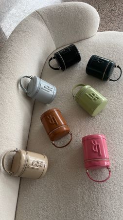 Vendo borsa a secchiello color fucsia molto particolare