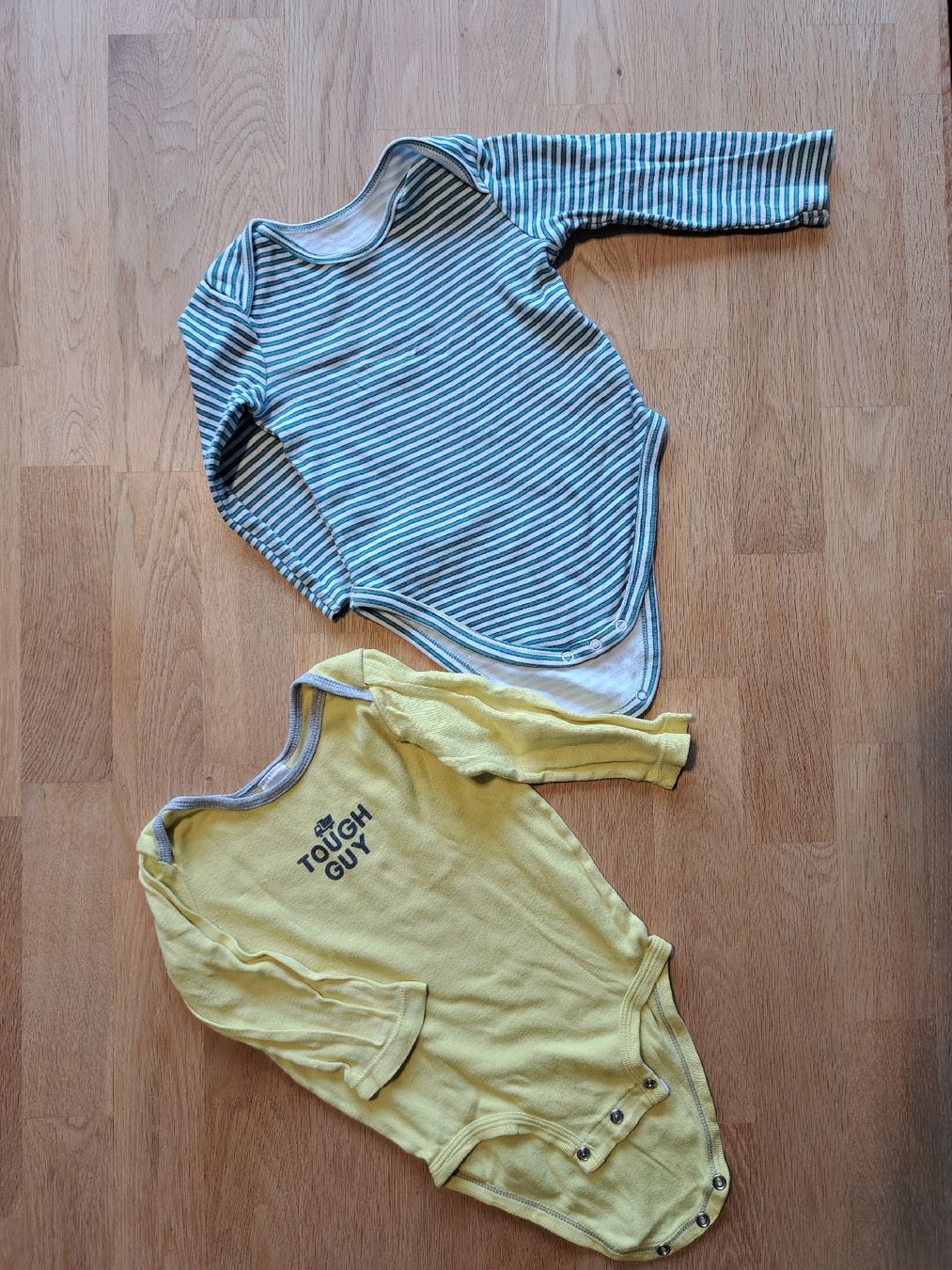 C&A Unterwäsche: 2er Set Baby Bodys Gr. 80/12M Langarm – Gebraucht aus Bergdietikon von Staphylococcus