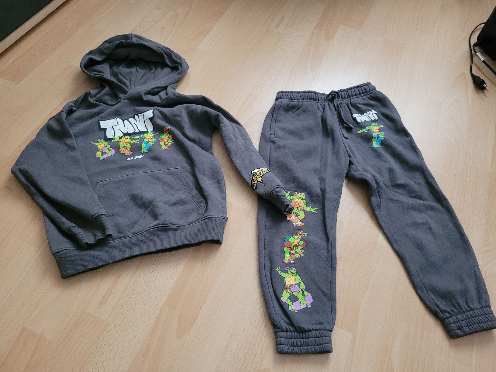 Completi: Trainerset Ninja Turtles gr. 110 116 – Usato da Inwil venduto da Flower2325
