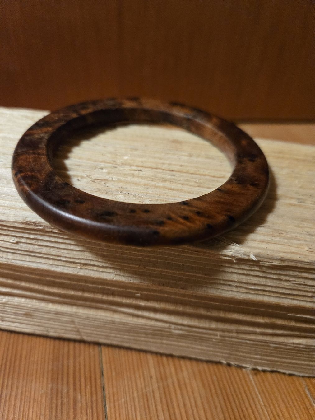 Bracciali & Braccialetti: bracelet en bois d'acajou – Usato da Montet (Broye) venduto da CandiceD