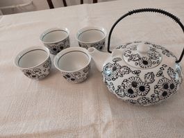 Neu Teeservice, schwarz-weisse Blumen, Teekanne 4 Teeschalen