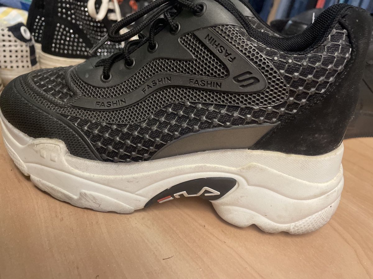 Scarpe da donna: Schwarze Sneaker mit Absatz Gr. 36 – Usato da Obergerlafingen venduto da cabo4