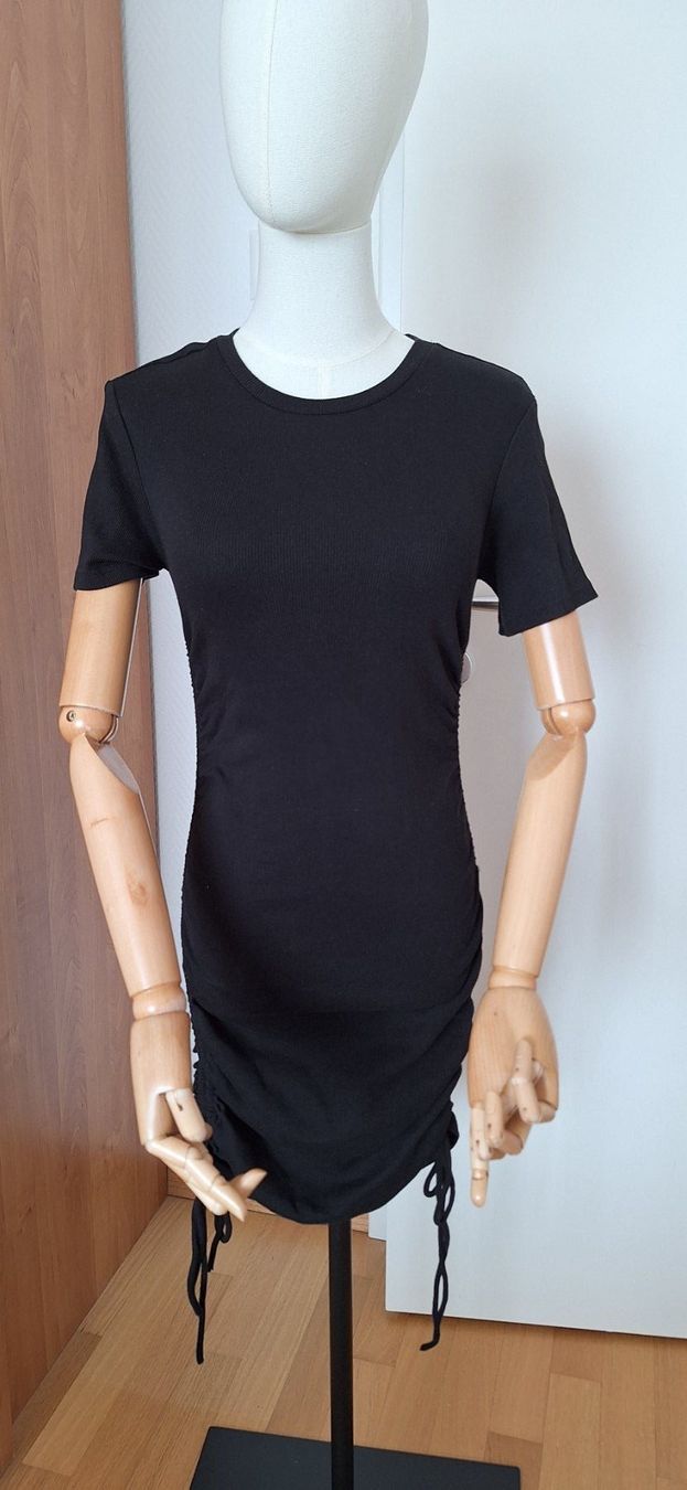 Zara Vestiti: Zara, robe noire – Nuovo (secondo la descrizione) da Lussery-Villars venduto da pousinete02