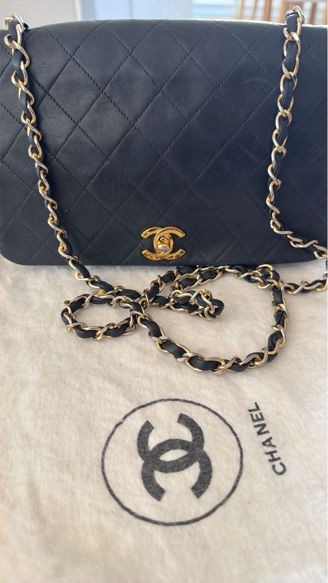 Chanel Taschen für Damen: Vintage Chanel Bag - A Timeless Classic, Great Condition – Gebraucht aus Geneve von esp_8rbh