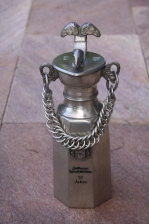 Karaffen: Zinnkanne mit Kette – Gebraucht aus Muttenz von Montreal1986