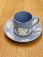 Wedgwood Jasperware Tasse mit Untertasse, hellblau