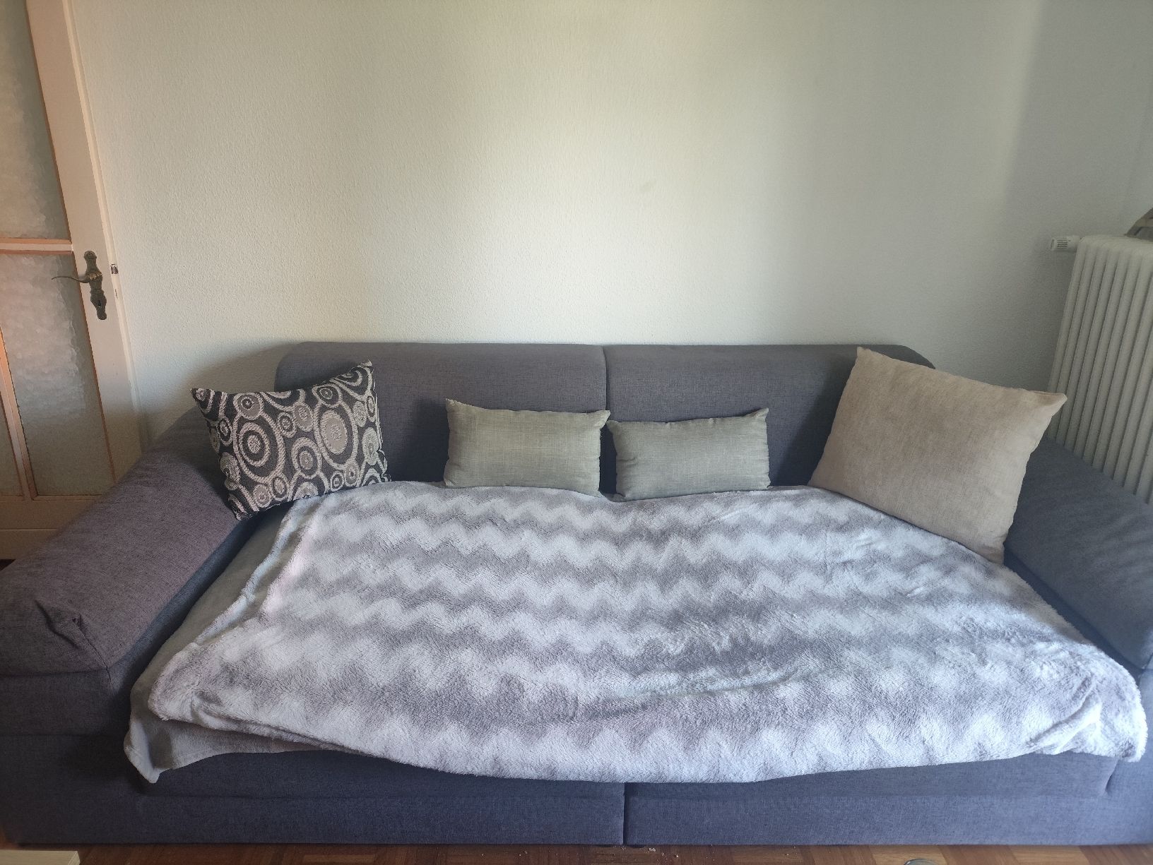 Conforama Sofas: Canapé gris 3 places bon état – Gebraucht aus Vevey von don_8g9c