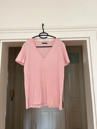 Rosa T-shirt mit V-Ausschnitt von Zara