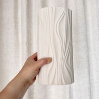 Dekorative Vase Keramik weiss mit Wellenmuster NEU