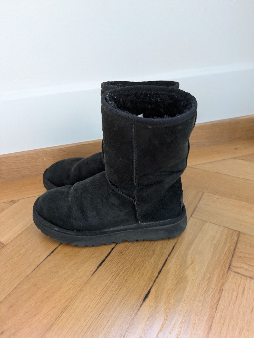 Ugg Chaussures hommes: Black Uggs size 36 – D'occasion à Lausanne par ane_7zck 1