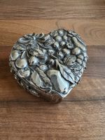 Dekorative Herzdose mit floralem Relief