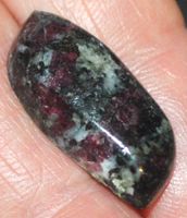 Cabochon L-7827 – Eudialyt 24x11mm