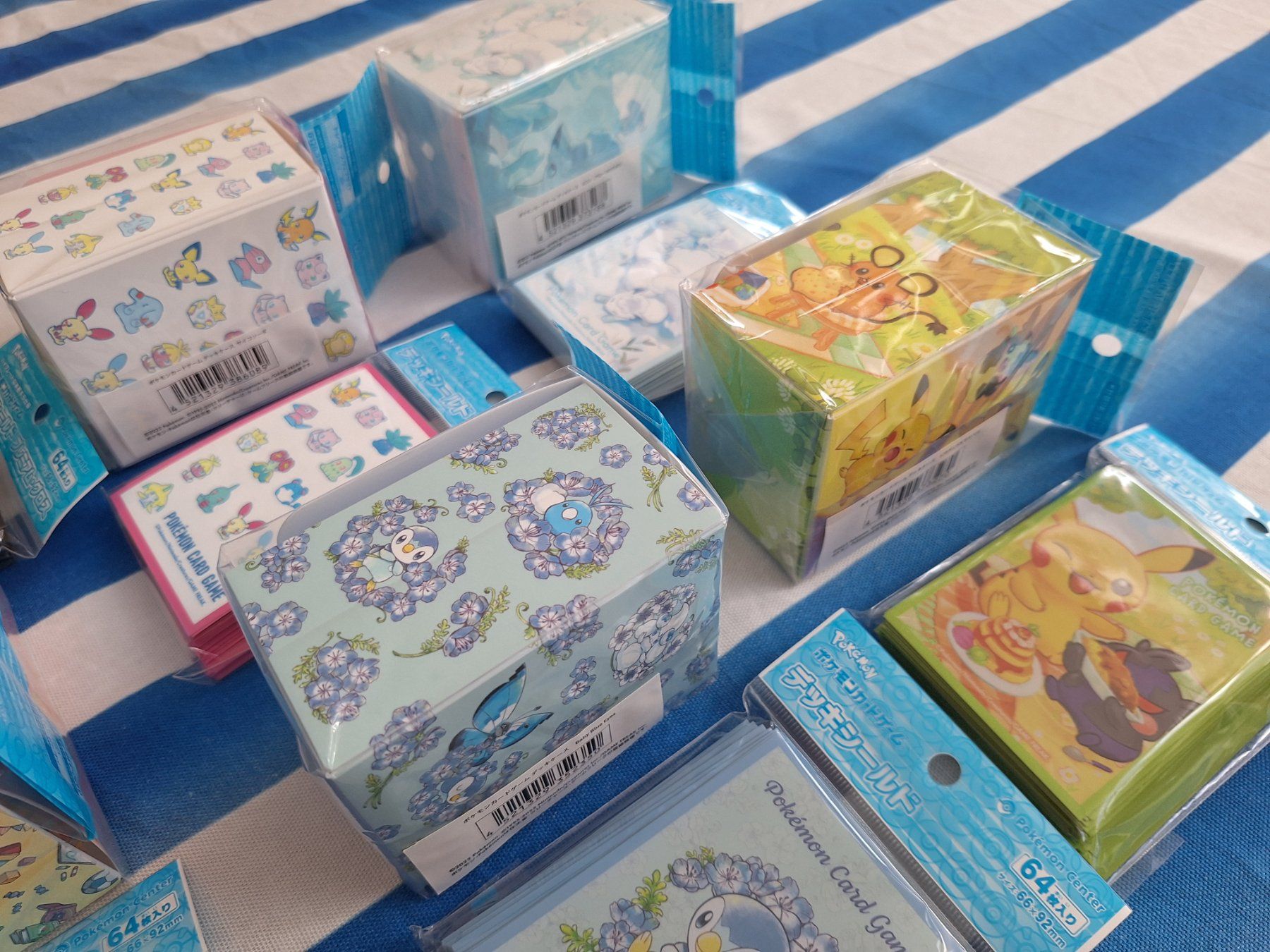 Pokémon Sammelbilder & Trading cards: 17-teiliges JP Pokemon Center Set; Sleeves, Deck Boxes – Neu und originalverpackt aus Spreitenbach von misi.m 2