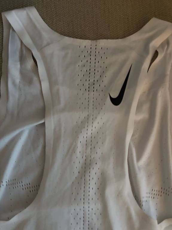 T-shirt: Nike Aeroswift Running Tank Top L – Usato da Zürich venduto da von_sj9s 3