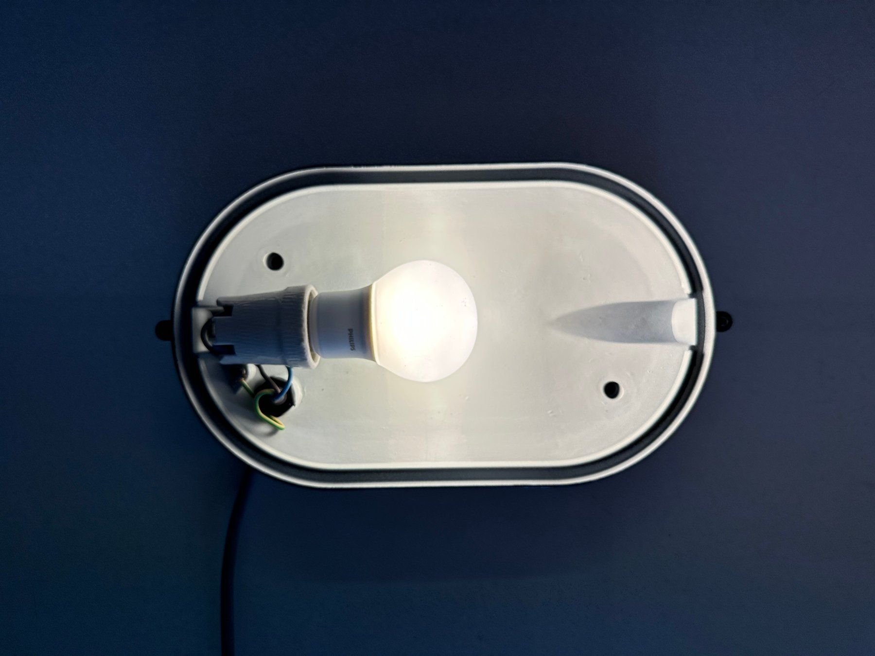 Kronleuchter & Deckenlampen: Wand.-Deckenleuchte oval schwarz E27, 230V occ. – Gebraucht aus Hergiswil NW von hpb_9bvx 4