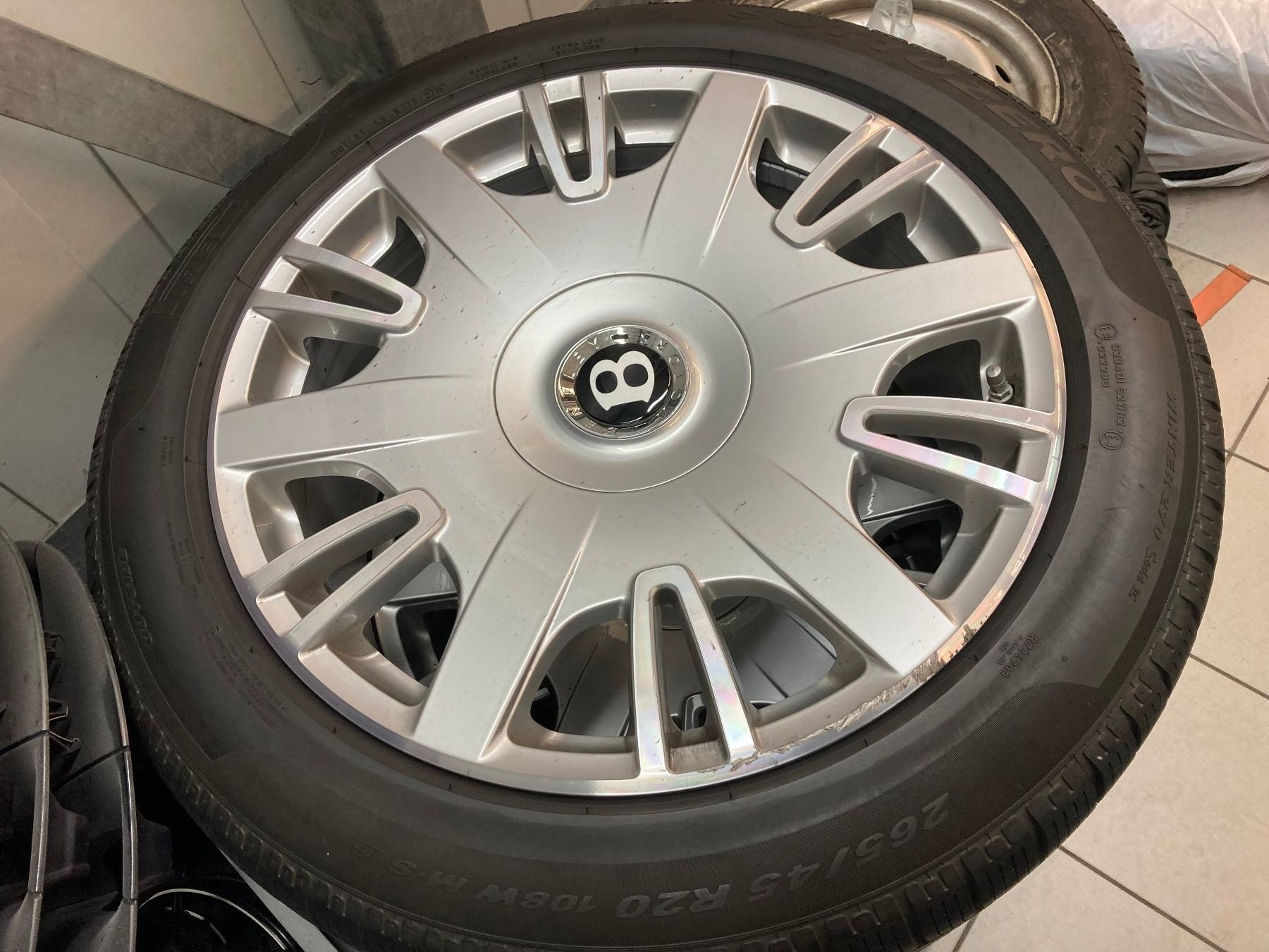 Bentley Pneumatici & Ruote complete: Bentley Continental Winterräder  265/45R20 – Usato da Cham venduto da WB2223 2