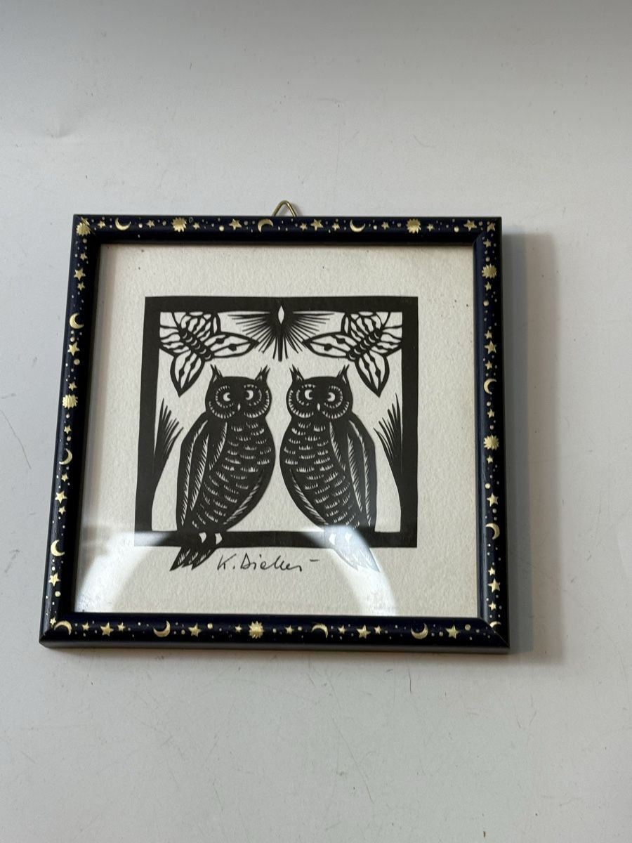 Grafiken & Lithographien: Scherenschnitt Eulen Bild gerahmt signiert P11 – Gebraucht aus Grenchen von swiss.antiques 1