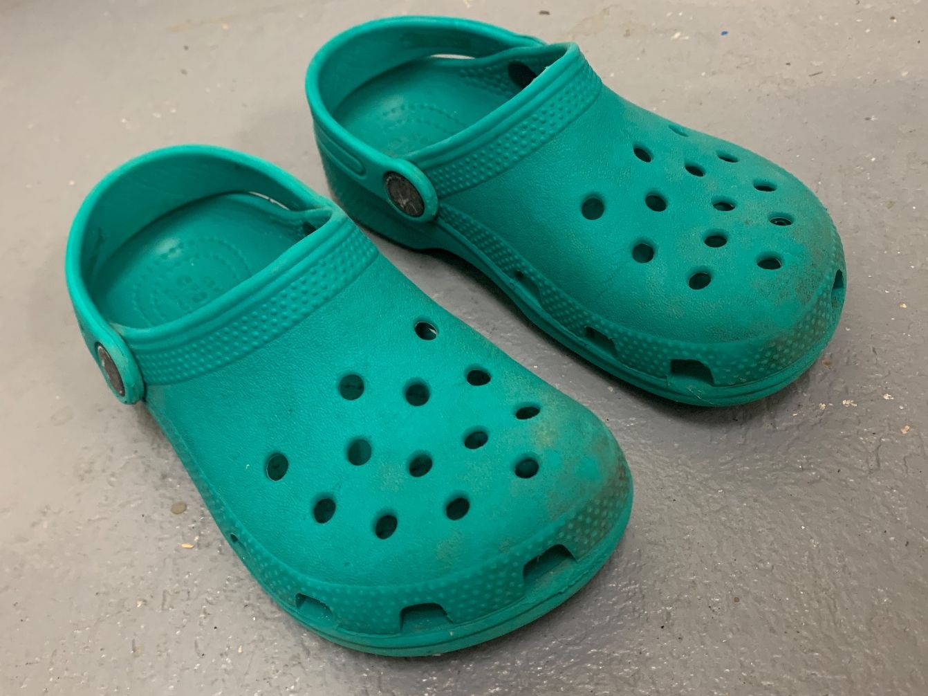 Crocs Schuhe für Jungen: Crocs Türkis Grösse 11 gebraucht – Gebraucht aus Wildegg von Elefant42