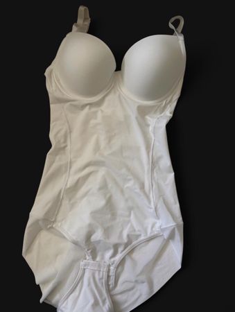 Weisser Body mit integrierten Cups und verstellbaren Trägern