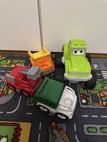 4 Spielzeugautos.