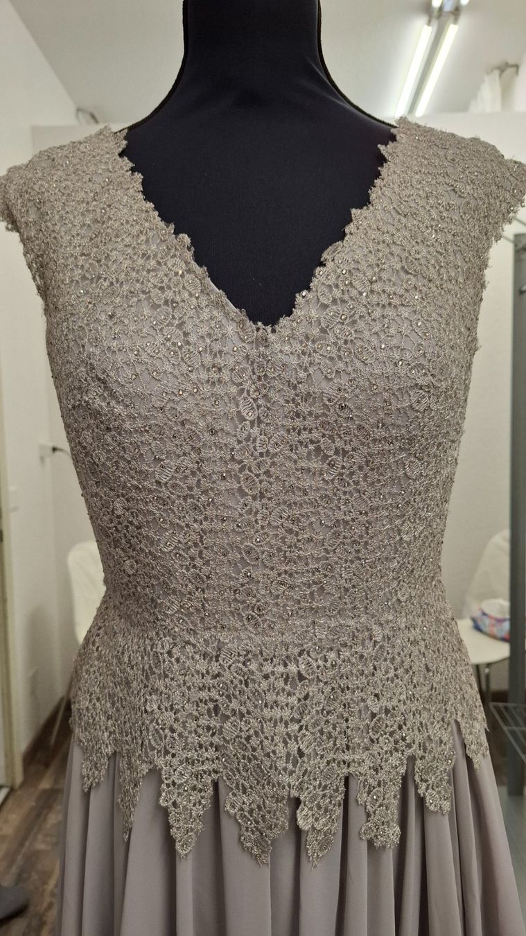 Vestiti: grau kleid – Nuovo (secondo la descrizione) da Uster venduto da VMT. 1