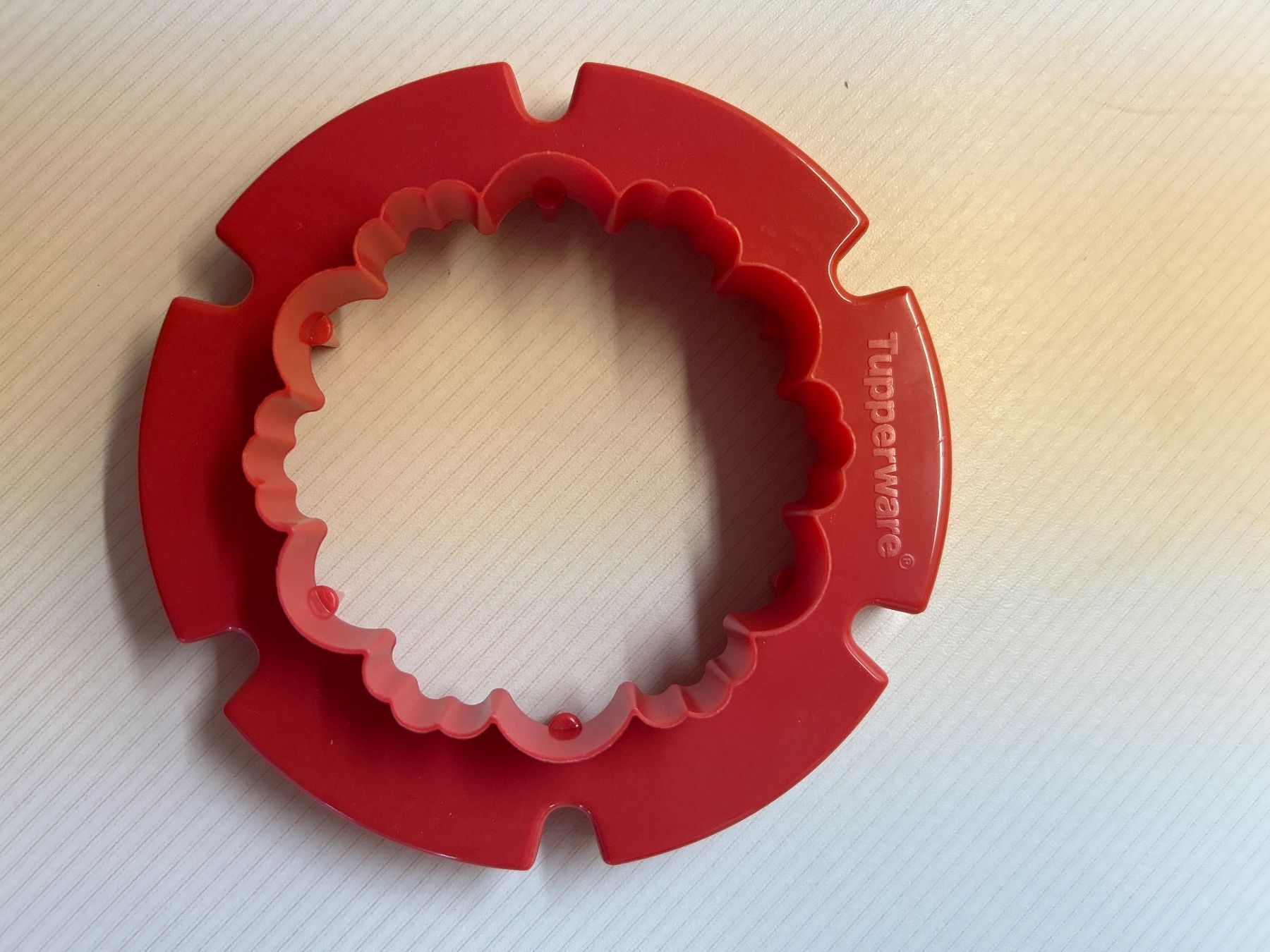 Tupperware Teglie da forno: Tupperware grosse Ausstechform in rot – Nuovo (secondo la descrizione) da Villnachern venduto da RicardoMary