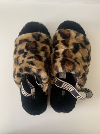 Bequeme schicke UGG Hausschuhe, mit Leoparden Muster 