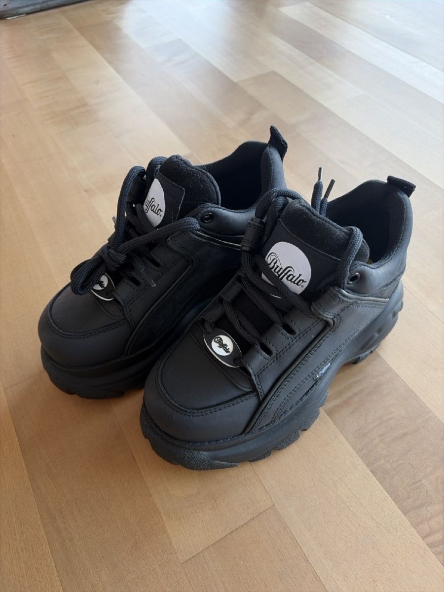 Buffalo Scarpe da donna: Buffalo Classic Low Leather schwarz Gr.36 – Nuovo (secondo la descrizione) da Zürich venduto da qwertzZH
