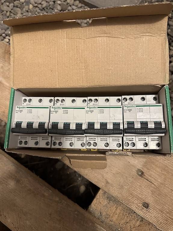 Alimentazione elettrica: Disjoncteur Siemens C13 A  – Usato da Renens venduto da lau_l6j6