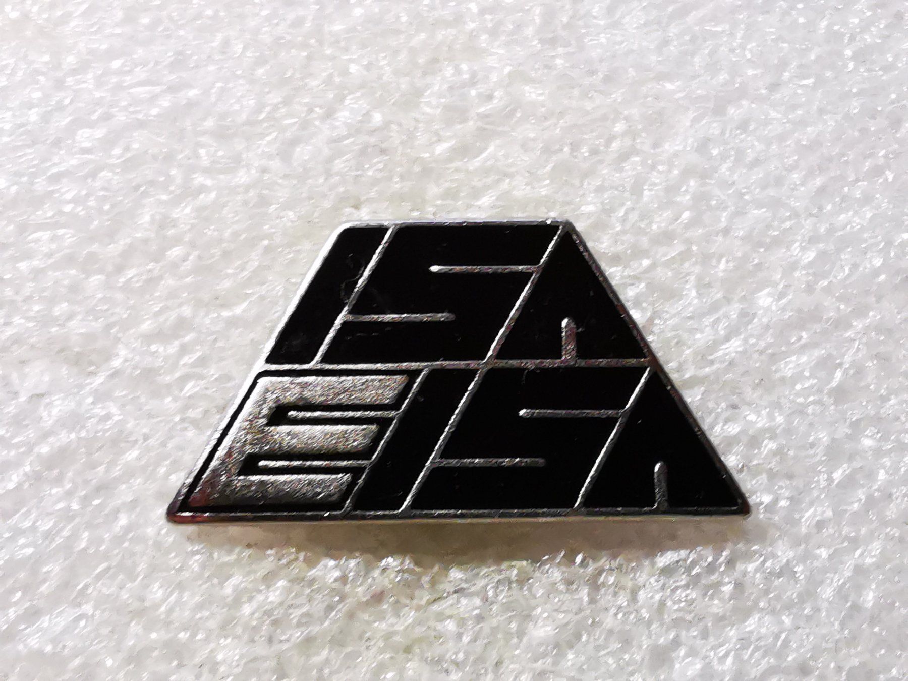 Placchette & Badge: Ansteckpin 82: ISA EISA – Usato da Oppligen venduto da Pin-Fall-Shop