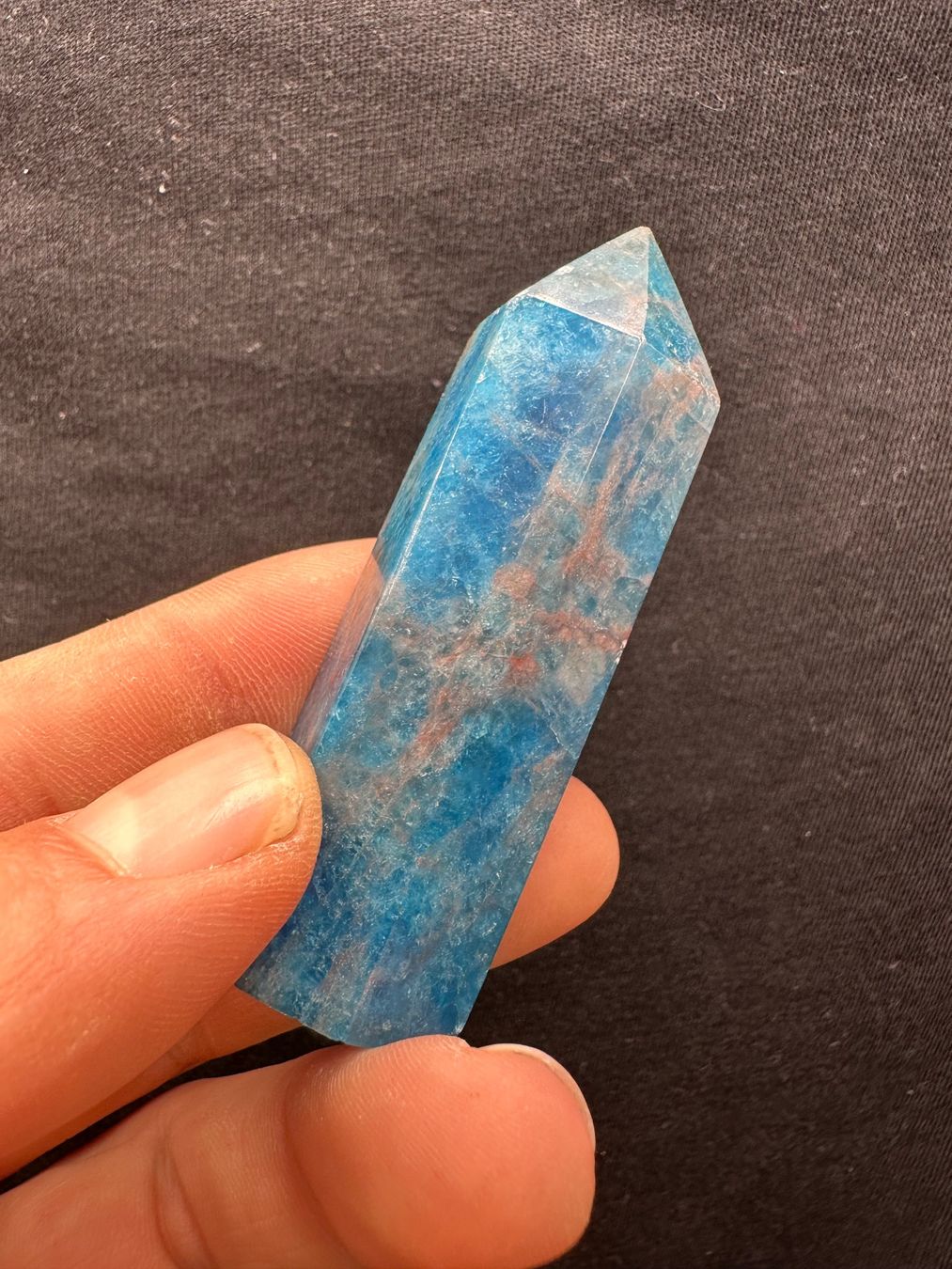 Minerali & Pietre curative: Blauer Apatit Obelisk, Turm, Spitze – Nuovo e nell'imballaggio originale da Männedorf venduto da Handschmeichler 2