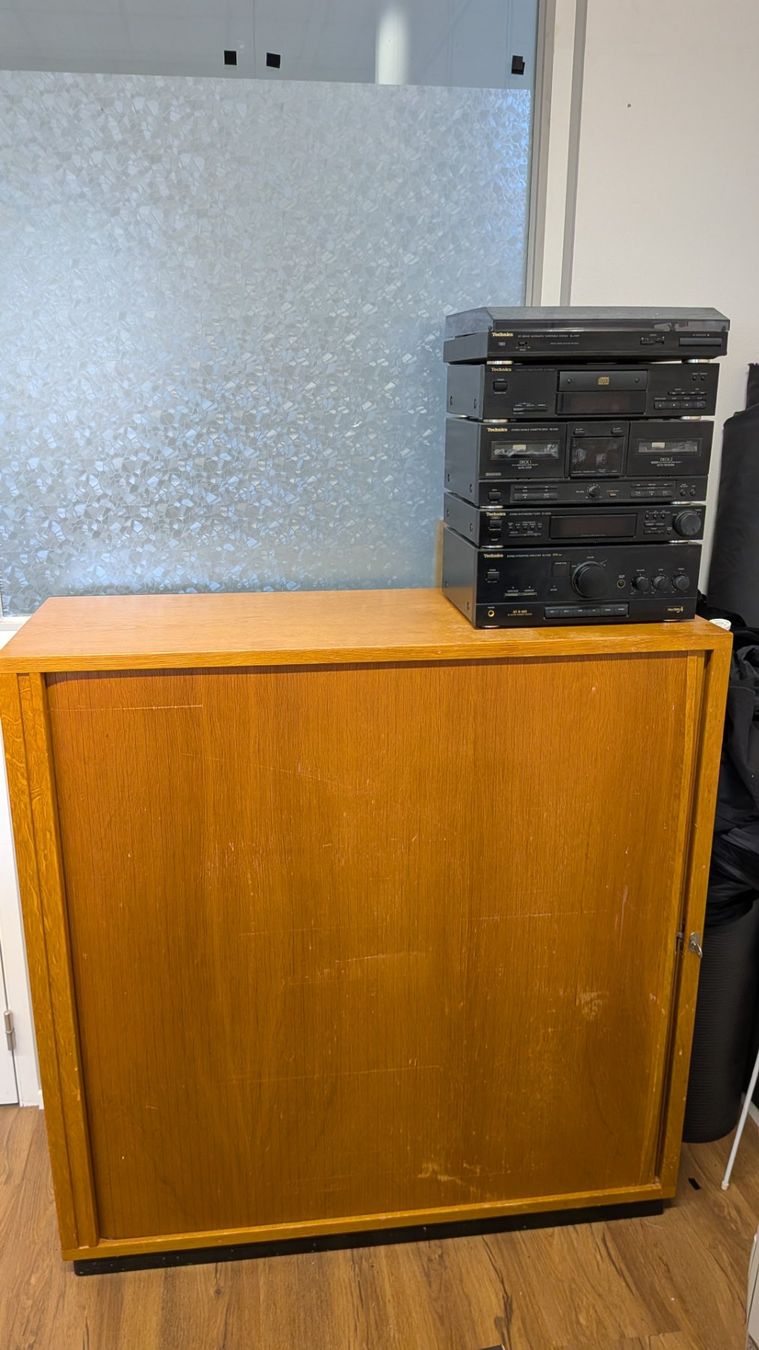 Cassettiere: halbhohe Sideboard mit integriertem Holz-Rollladen – Usato da Salez venduto da EMERCARO