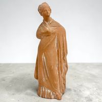 Statuette terre cuite style Tanagra, femme vêtue d'un chiton