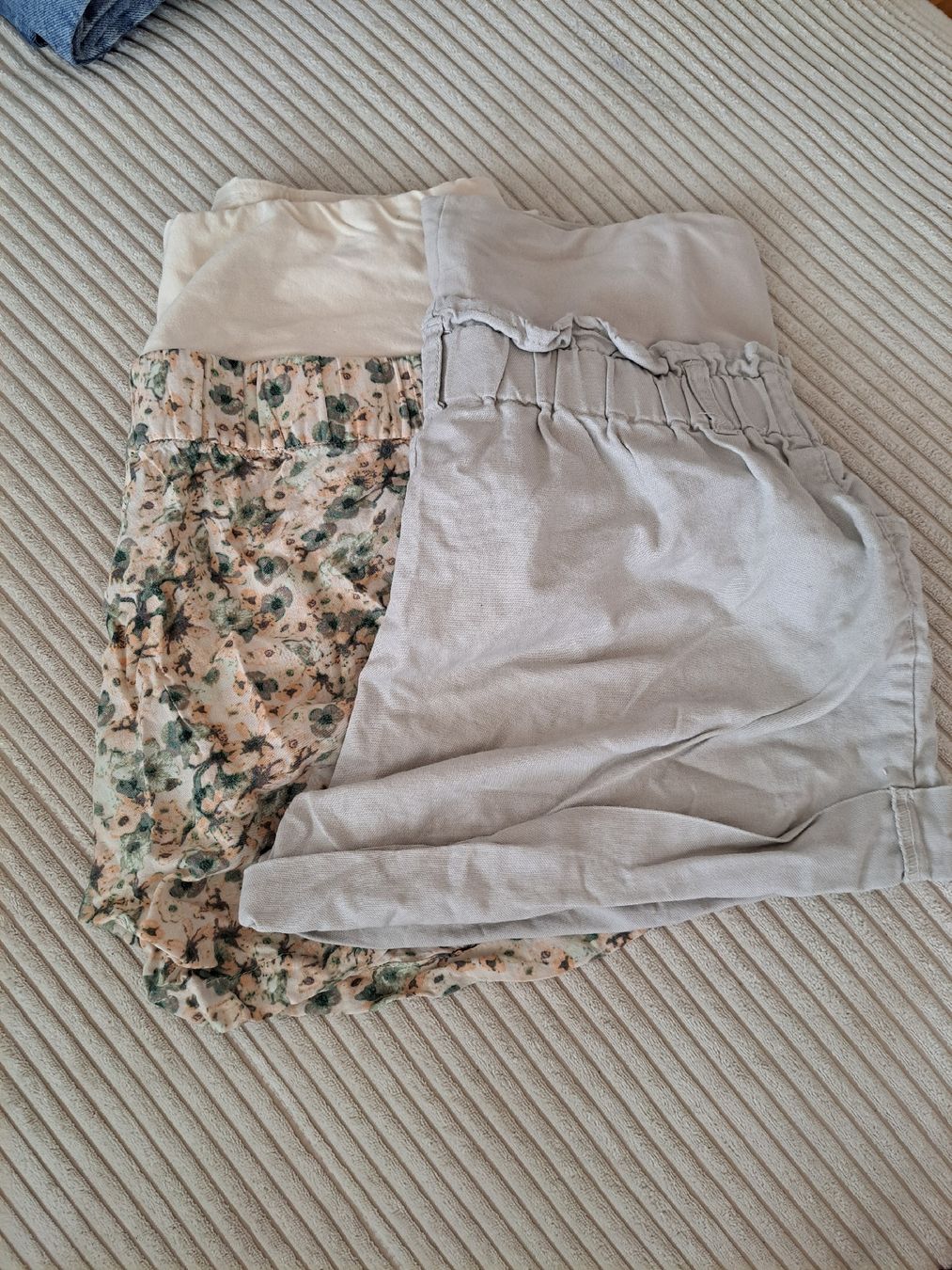 Jeans: Schwangerschafts Shirts Grösse 36 – D'occasion à Grosshöchstetten par rosa.leo 2