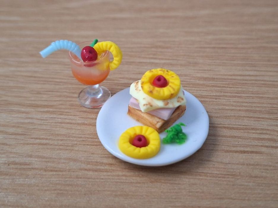 Case e mobili per bambole: Toast Hawaii mit Drink, Handgemacht – Nuovo (secondo la descrizione) da Zürich venduto da HandmadeTinyFood 2