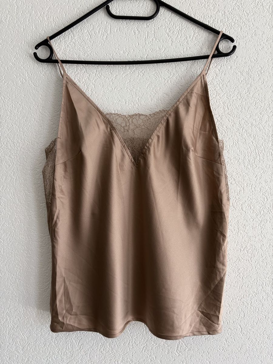 Top: Haut Dynamite satin avec dentelle beige taille M – Nuovo (secondo la descrizione) da Champéry venduto da mag_zt5z