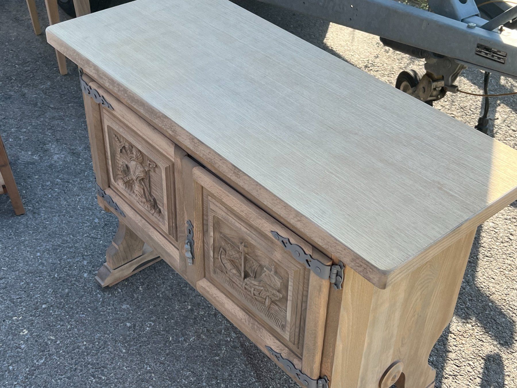 Cassettiere: ART 1101-J Meuble sculptée sablé – Usato da Pont-La-Ville venduto da BCMGLEAL 1