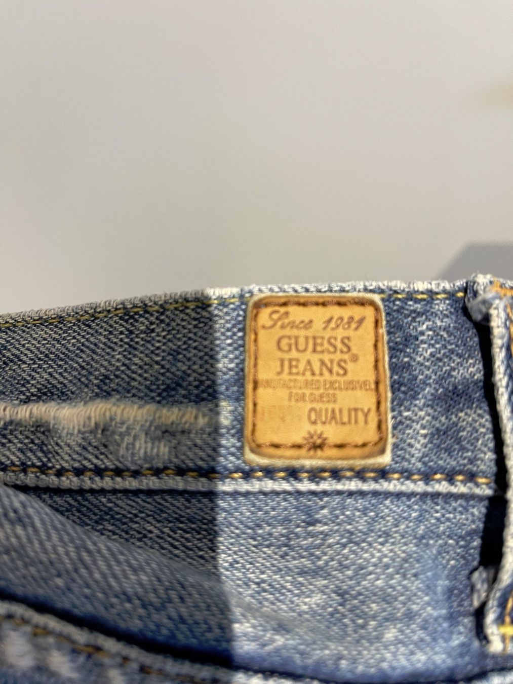 Guess Jeans: Jeans bleu destroyed Guess - taille 29 Bootcut – Usato da Colombier NE venduto da Nikkon 4